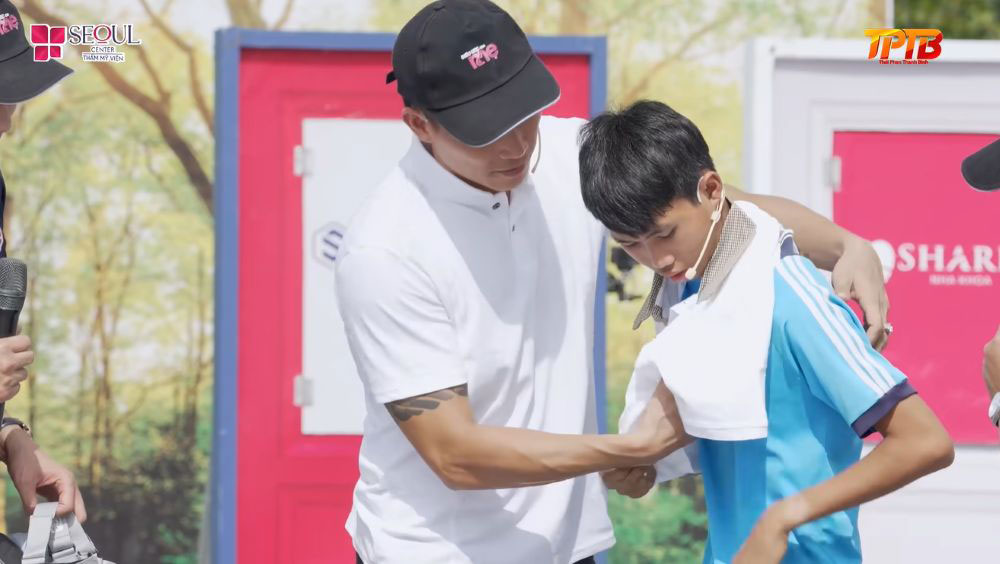 Ban tổ chức và các nghệ sĩ trao tặng em Hiếu bộ quần áo phẳng phiu cùng đôi dép mới, thay thế trang phục rách và dép đứt quai em thường sử dụng.