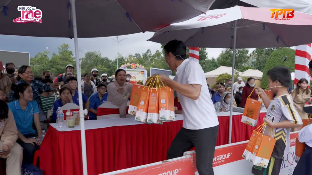 Hai đội cùng bán 50 túi nước mắm Nàng Cơm Phú Quốc với giá ưu đãi cho khán giả, thi đua về tốc độ và khả năng thuyết phục khách hàng.