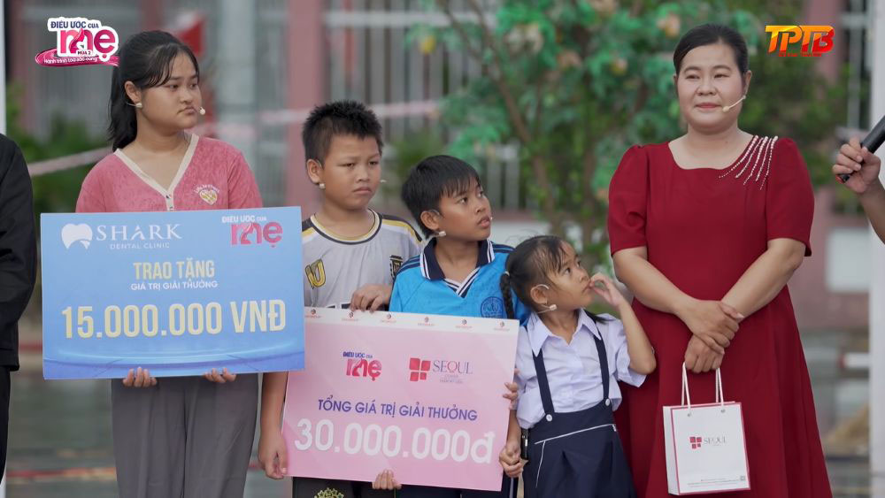 Nhờ sự chung tay của thương hiệu Nàng Cơm, các mạnh thường quân và chị Thanh Thanh, gia đình chị Mộng Cầm nhận tổng cộng 160 triệu đồng tiền mặt.