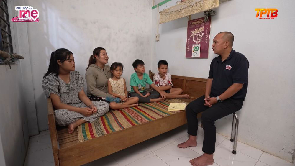Chị Mộng Cầm, 36 tuổi, cùng chồng và sáu người thân sống trong căn nhà chật hẹp, nằm sâu trong hẻm tại Phan Rí Cửa, nơi cả gia đình nương tựa nhau.