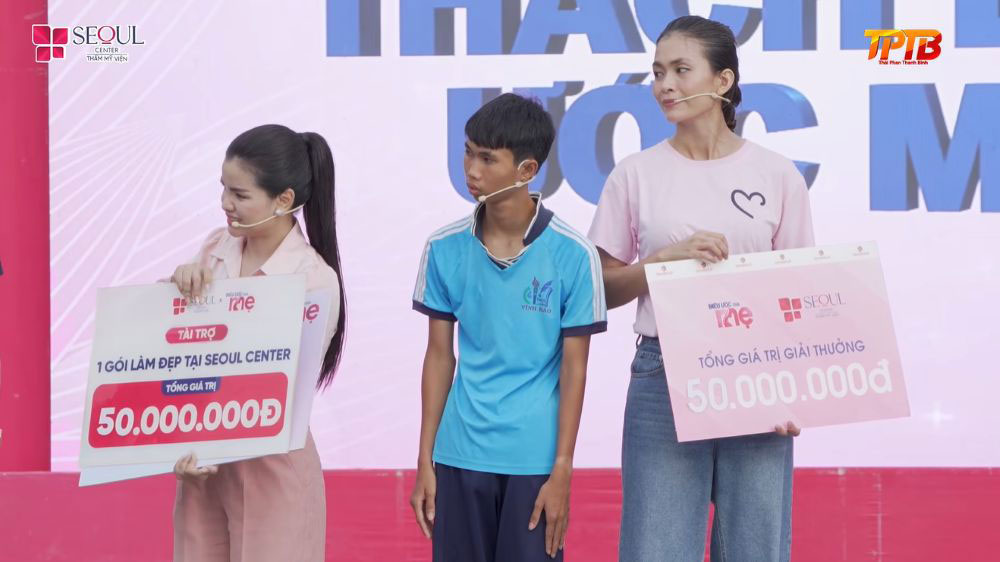 Nhờ sự chung tay của thương hiệu nước mắm Nàng Cơm, các mạnh thường quân và chị Thanh Thanh, gia đình em Hiếu nhận tổng cộng 160 triệu đồng tiền mặt.