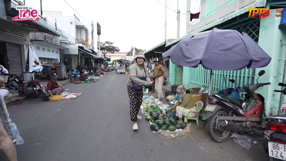 Chị Mộng Cầm chịu nhiều tổn thương vì bệnh tình của chồng, nhưng vẫn chọn ở lại chăm sóc gia đình vì tình thương dành cho chồng và các con.