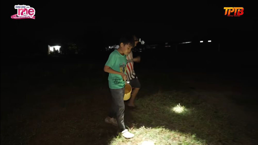 Ngoài bán vé số và dán mồi tôm cùng mẹ, Tuyết Sương còn bắt ốc kiếm thêm thu nhập, sớm gác lại việc học để đỡ đần gia đình khó khăn.