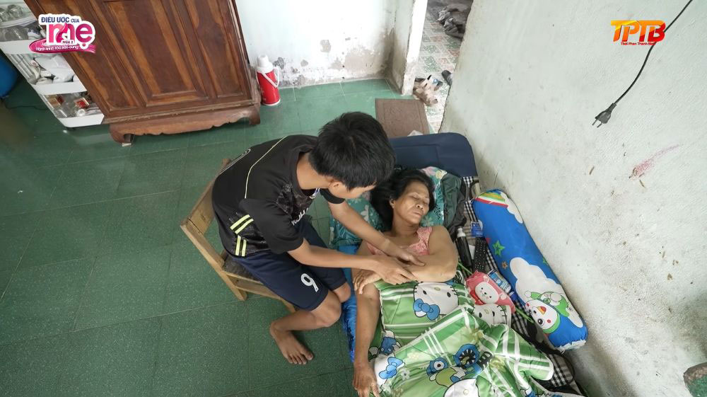 Trung Hiếu lớn lên bên bà ngoại trong căn nhà chật hẹp, thiếu vắng tình thương cha mẹ khi mẹ qua đời lúc em mới ba tháng tuổi.