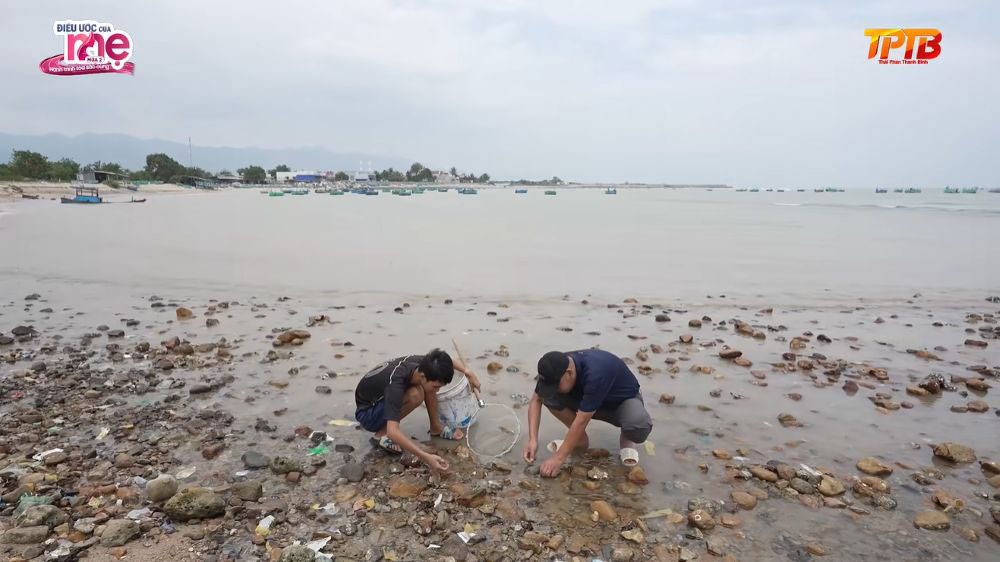 Hiếu mơ trở thành kỹ sư điện tử, mở tiệm riêng và chữa bệnh cho bà ngoại, còn bà chỉ mong cháu học hành thành tài, có tương lai ổn định.