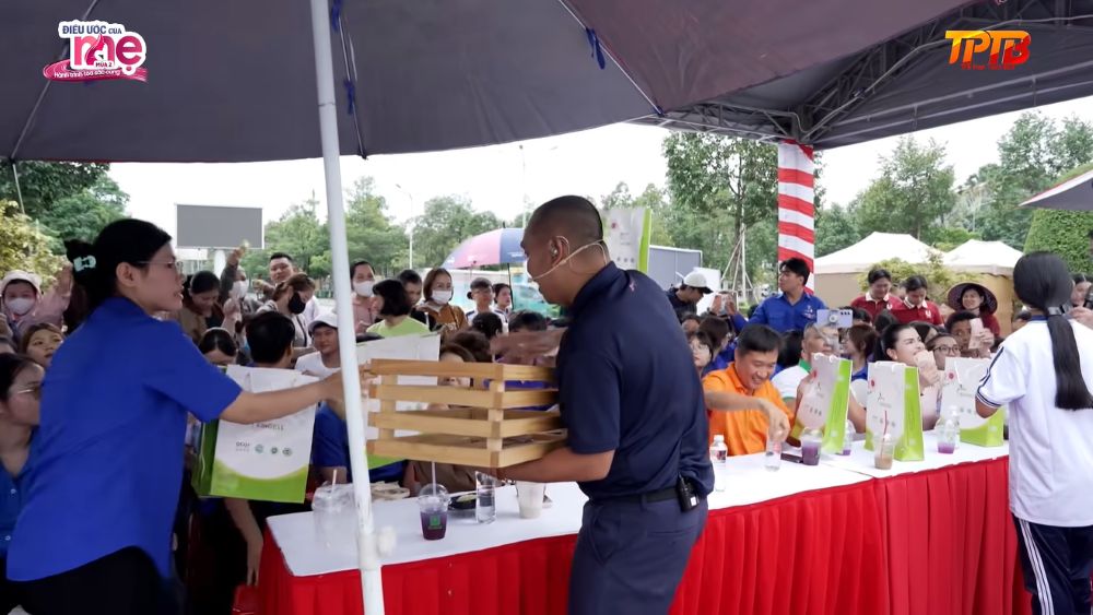 Ở vòng “Cánh cửa tương lai”, hai đội cùng bán mật ong hoa dừa và tương tác livestream với khán giả, vận dụng khả năng giao tiếp để hoàn thành thử thách