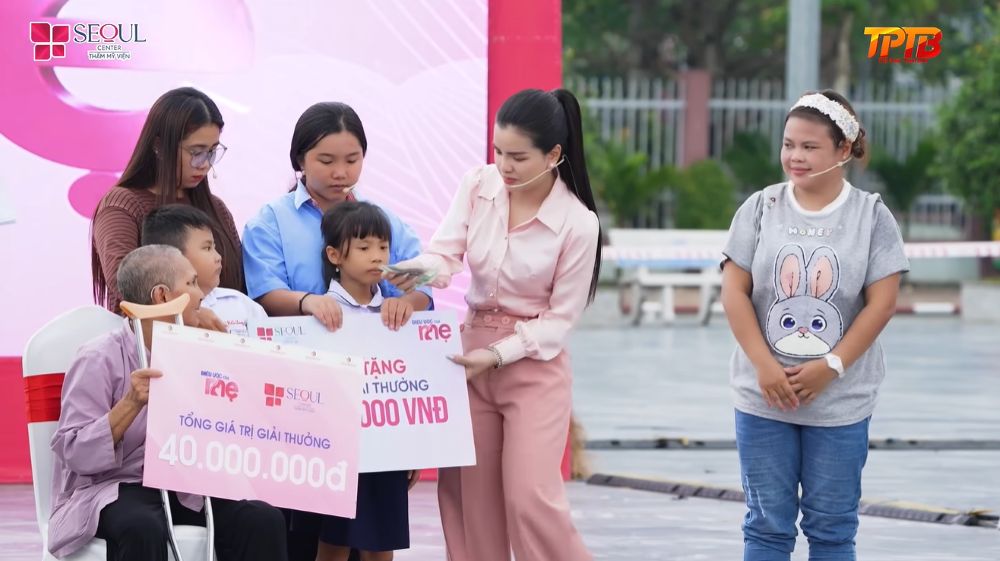 Với sự chung tay của chương trình và các mạnh thường quân, gia đình bà Ngọc và bé Mi nhận tổng hỗ trợ khoảng 134 triệu đồng