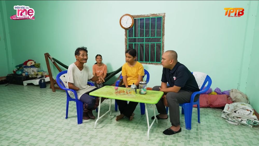 Dù tuổi cao, chú Trọng vẫn miệt mài làm cỏ thuê, đốn củi và nhận mọi việc để kiếm sống, chắt chiu chăm lo cho con gái và cháu ngoại ăn học