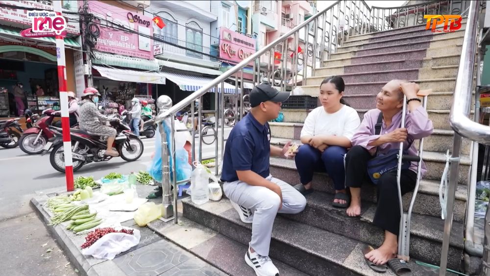 Cuộc sống của bà Ngọc và các cháu dựa vào những tờ vé số bà bán dạo để trang trải tiền thuê nhà và sinh hoạt hằng ngày