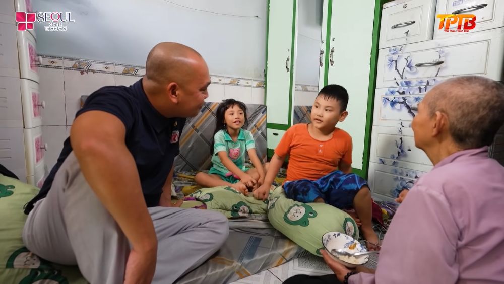 Bà Ngọc chật vật nuôi ba cháu nhỏ trong căn phòng trọ chật hẹp tại Dĩ An, trong đó cháu lớn 13 tuổi mới học lớp ba còn hai em chưa được đến trường