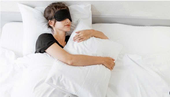 Ngủ đủ giấc giúp cơ thể phục hồi và hỗ trợ kiểm soát cảm giác đói, thèm ăn trong quá trình giảm cân.
