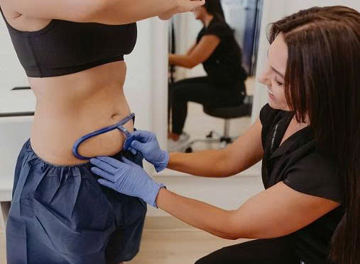 Giảm béo không xâm lấn sử dụng thiết bị công nghệ cao để tác động vào vùng mỡ mà không cần phẫu thuật hay rạch da.