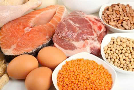 Ưu tiên thực phẩm giàu protein và chất xơ giúp tăng cảm giác no, hỗ trợ kiểm soát lượng năng lượng nạp vào mỗi ngày.