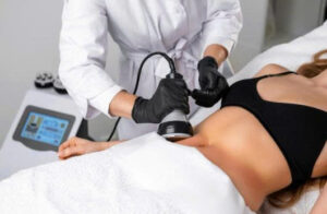 Sóng RF tạo nhiệt có kiểm soát trong mô, hỗ trợ tạo đường nét cơ thể và cải thiện độ săn chắc của da.