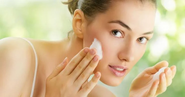 Không tẩy trang trước khi ngủ gây hại gì?