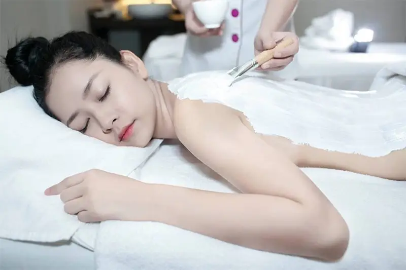 Bao lâu tắm trắng một lần? Tần suất an toàn cho từng loại da
