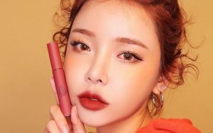 Đỏ đất là một trong những màu không thể thiếu đối với các nàng da ngăm