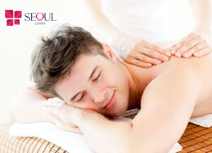 Khách hàng thư giãn trên giường spa trong liệu trình tắm trắng cao cấp bằng tinh chất thiên nhiên