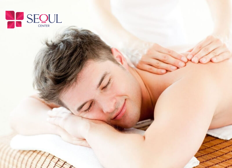 Khách hàng thư giãn trên giường spa trong liệu trình tắm trắng cao cấp bằng tinh chất thiên nhiên