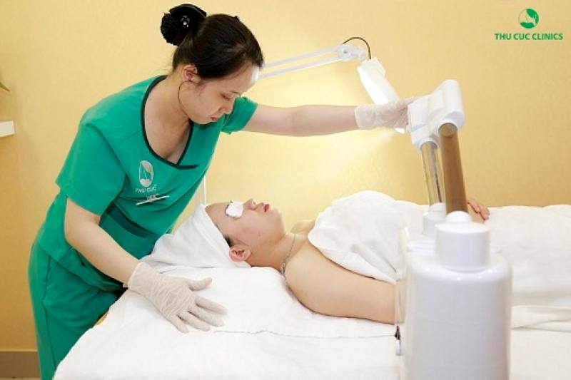 Không gian spa tắm trắng trang nhã với ánh sáng ấm, mang đến cảm giác thư thái nhẹ nhàng