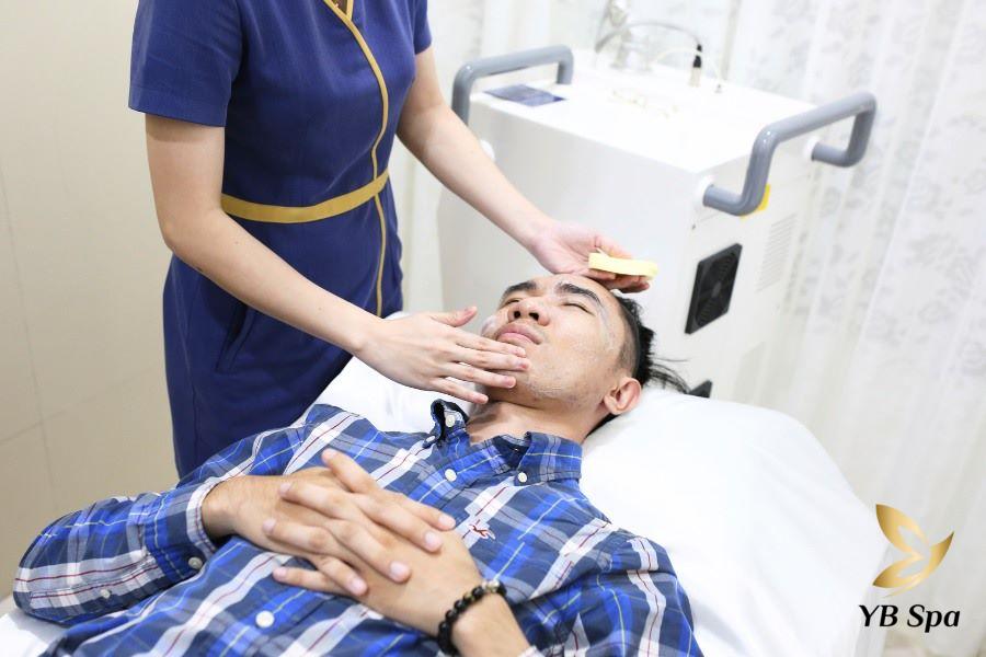 Khách hàng thư giãn trong phòng ủ trắng với mùi hương tinh dầu tự nhiên dễ chịu, nhẹ nhàng