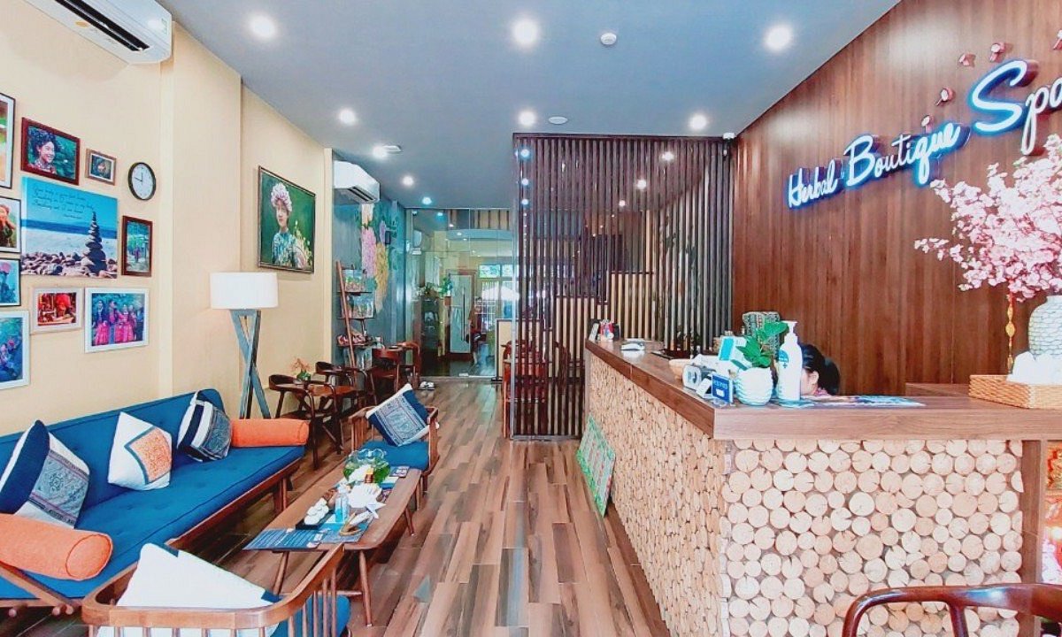 Phòng tắm trắng được vệ sinh thường xuyên, đảm bảo tiêu chuẩn sạch sẽ và an toàn cho khách hàng