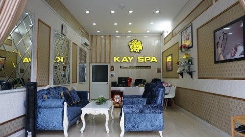 Chuyên viên spa tỉ mỉ thực hiện từng bước trong quy trình tắm trắng đạt chuẩn chất lượng cao