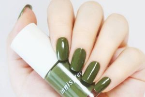 Màu xanh rêu là gam màu thần thánh rất được những nàng ghiền nail yêu thích