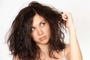 Nhiệt độ cao từ quá trình uốn khiến nang tóc tổn thương