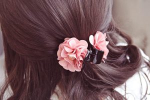 Giữ tóc bằng kẹp càng cua tạo độ phồng tự nhiên