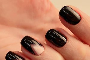 Làn da ngăm thích hợp với màu nail trầm hoặc trung tính