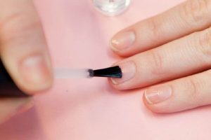 Sơn cứng móng giúp cải thiện bề mặt móng