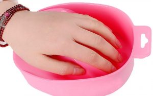 Móng lụa rất dễ tháo gỡ, chỉ cần ngâm trong dung dịch acetone một vài phút để mềm ra và nạy bỏ là được