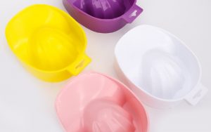 Học nail cần chuẩn bị gì? Đầu tiên là bát ngâm để làm mềm da tay