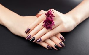 Sơn gel được nhiều chị em ưa chuộng, có cả loại hơ đèn và không hơ đèn