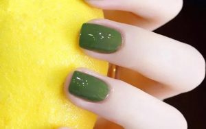 Sơn móng tay màu xanh lá trơn đơn giản nhưng tinh tế và rất sang trọng