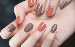 Không ngâm tay trong nước quá lâu trước khi sơn