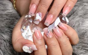 Nhiều chị em thích đính đá lên móng tay để bộ móng thêm cuốn hút