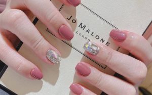 Nail đính đá đơn giản