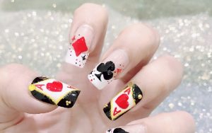 Chuẩn bị dụng cụ để tự làm móng tay giả bằng giấy xinh xắn cho bản thân