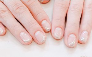 Cách làm móng tay trong suốt với sơn bóng gel đơn giản nhưng cực xinh