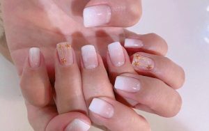 Làm móng tay xinh đi chơi Tết với hiệu ứng loang cho đôi bàn tay thêm xinh