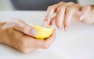 Sử dụng chanh là cách làm cứng móng tay