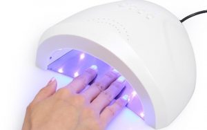 Máy làm khô móng tay là một dụng cụ không thể thiếu khi làm nail với sơn gel