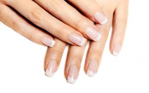 Sơn dưỡng móng tay sẽ bảo vệ bề mặt móng khỏi các tác nhân gây hại
