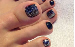 Sơn móng chân màu xanh ngọc phù hợp với cả các nàng da ngăm