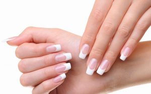 Mẫu nail sơn đầu móng trắng đơn giản nhưng lại thanh lịch