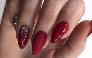 Sử dụng họa tiết nổi của áo len để trang trí móng là cách làm cực kỳ sáng tạo