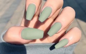 Sơn móng tay màu xanh rêu