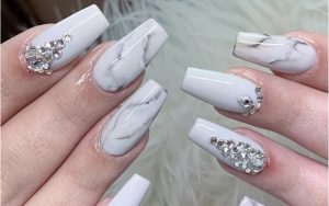 Mẫu nail vân đá đẹp màu trắng đính đá sang trọng